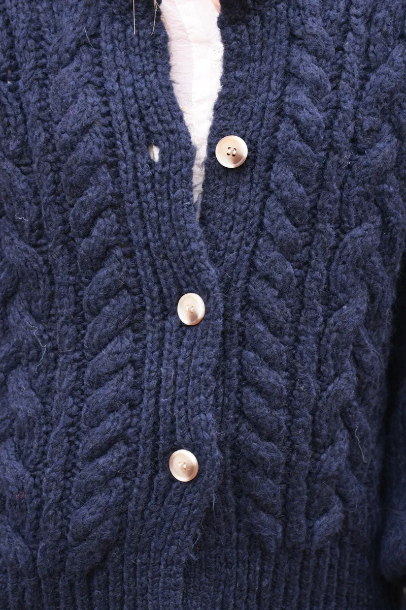 Gilet bleu marine grosse maille torsadée et tressée boutons écaille manches bouffantes