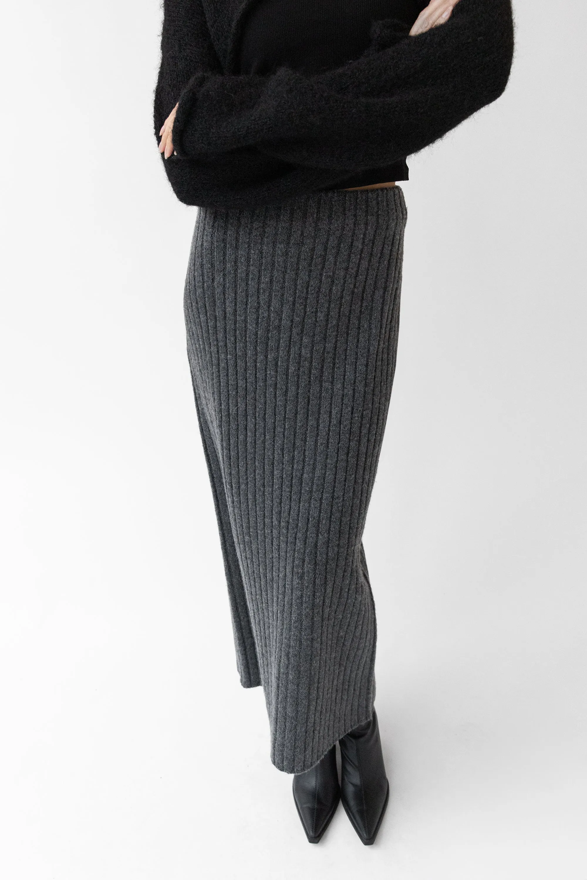 HIGH-RISE RIBBED KNIT MIDI SKIRT